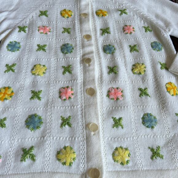 Vintage 50s/60s Soft Acrylic Pastel Chainstitch Embroidered Flowers Cardigan S M - Picture 3 of 8